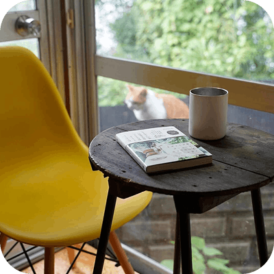コーヒーと本と椅子