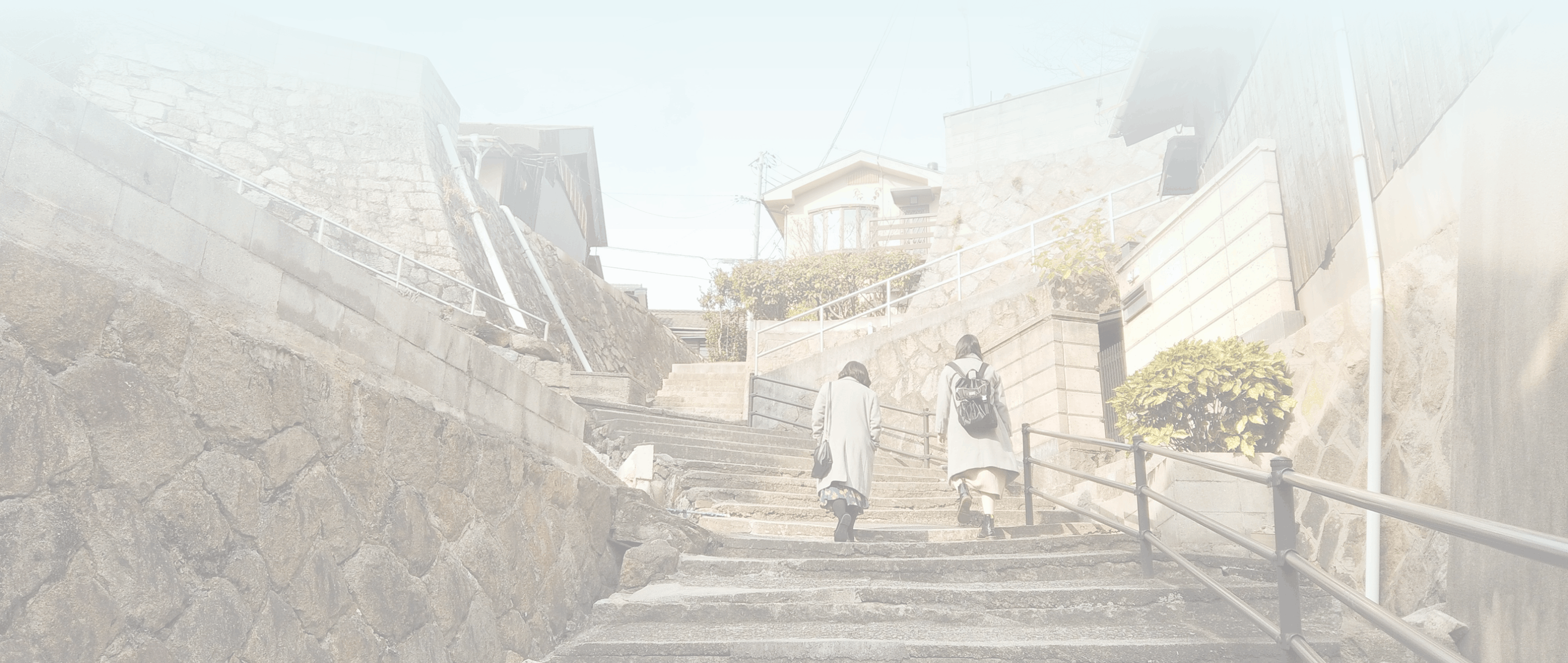 階段を登る女性二人